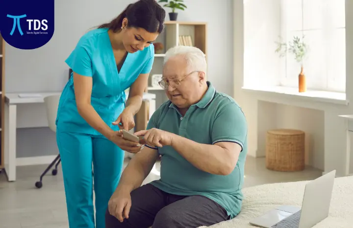 ممرضة تساعد مريضًا في إدارة السجلات على تطبيق Health Works
