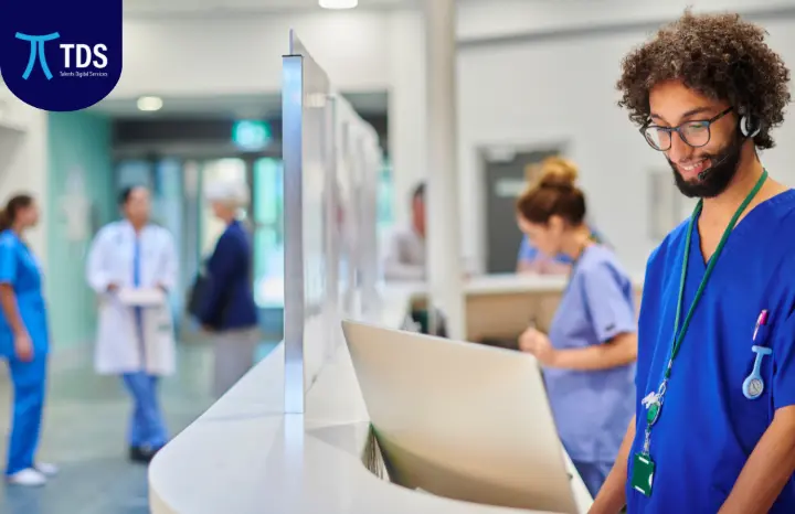 موظف استقبال بالمستشفى يستخدم نظام Health Works لتنسيق العمليات بين الأقسام