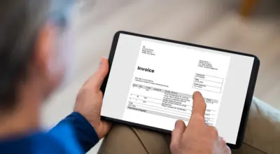 Odoo Accounting Features يحسب برنامج اودو المحاسبي ضريبة القيمة المضافة تلقائيًا على جميع المعاملات، مما يقلل من خطر الأخطاء اليدوية.